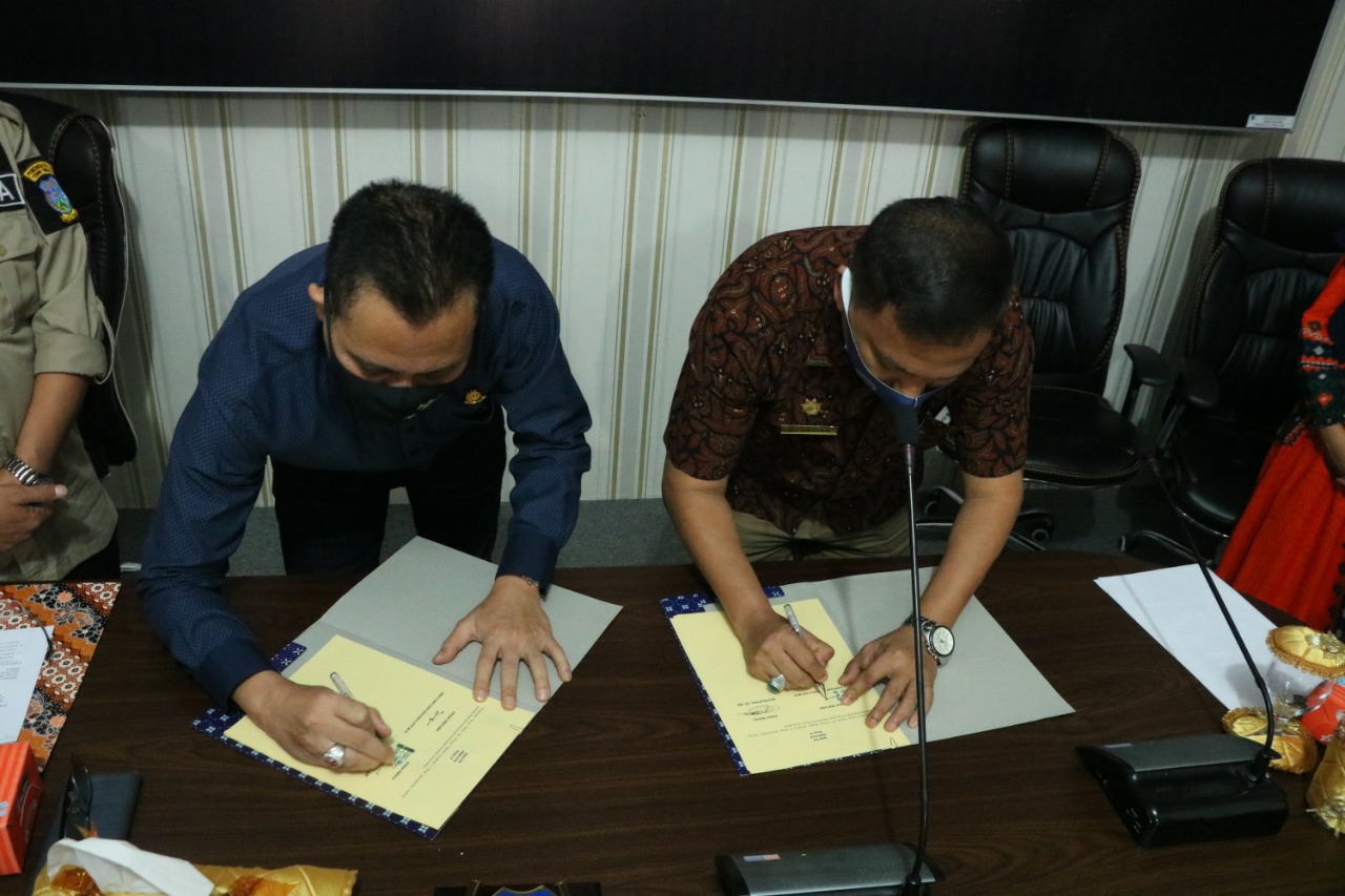 Keterangan Fhoto : Kajari Kota Tebing Tinggi Mustaqpirin, SH, MH, Sekretaris Daerah Muhammad Dimiyathi, S. Sos, M. TP, Kepala Dinas Kominfo Kota Tebing Tinggi Dedi Parulian Siagian, S.STP, M.Si saat penandatanganan Mou Perjanjian Kerjasama di Bidang Perdata dan Tata Usaha Negara dan penyerahan plakat di Ruang Command Center, Dinas Komunikasi dan Informatika Kota Tebing Tinggi, Jumat (3/7).
