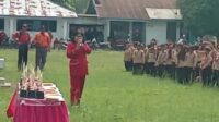 Kepala Sekolah SD Negri 16 Nety Rajaguguk memberikan arahan dalam kegiatan di depan halaman sekolah, Sabtu (24/06/2023)