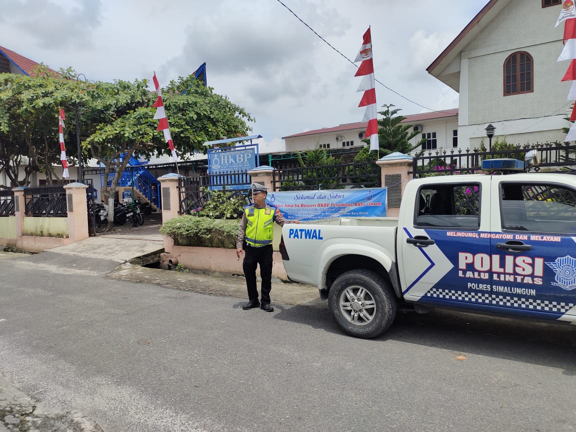 Personil Satlantas Polres Simalungun sedang melaksanakan patroli pengamanan gereja serta mengatur lalu lintas agar situasi kondusif, Patroli pada saat masyarakat hendak ibadah di gereja wilayah hukum Polres Simalungun